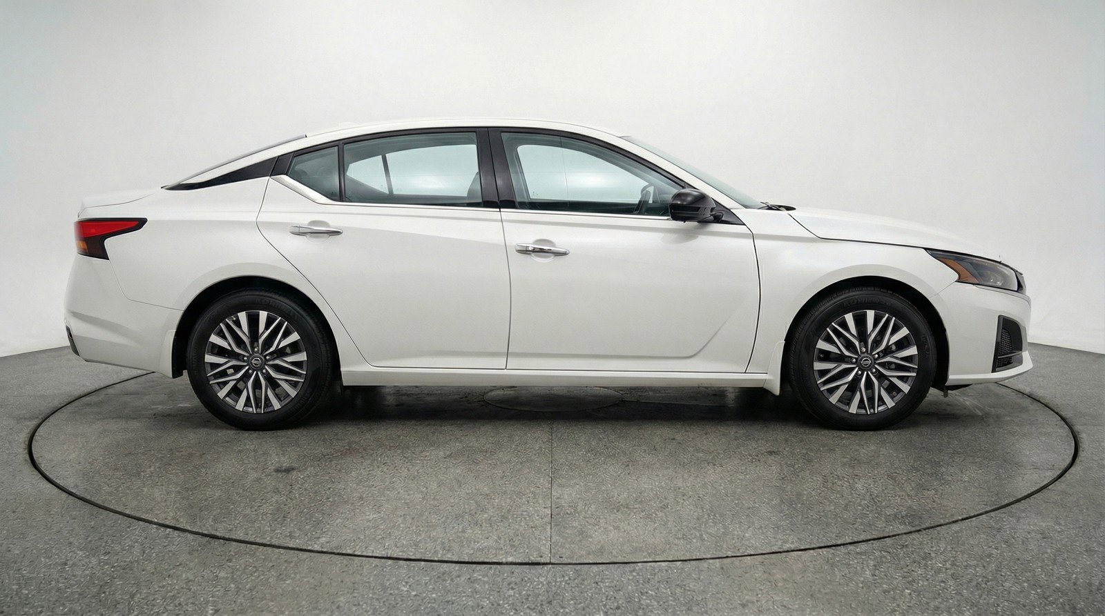 Used 2025 Nissan Altima 2.5 SV image 11