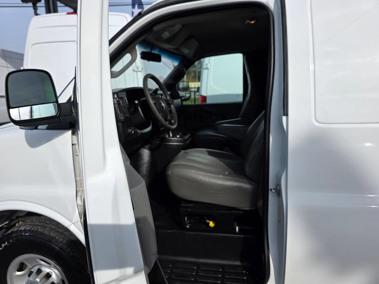 Used 2019 Chevrolet Express 2500 Extended image 13