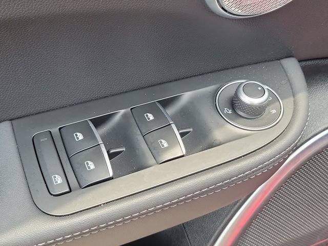 Used 2022 Alfa Romeo Giulia Veloce AWD/4WD image 24