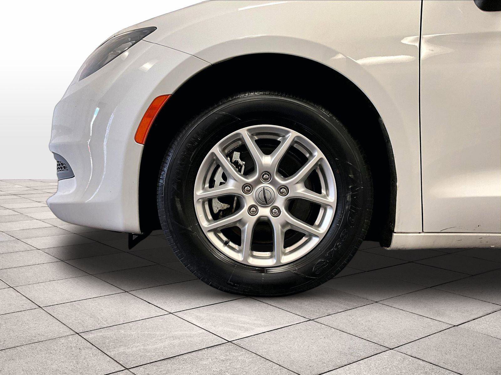 Used 2023 Chrysler Voyager LX image 8