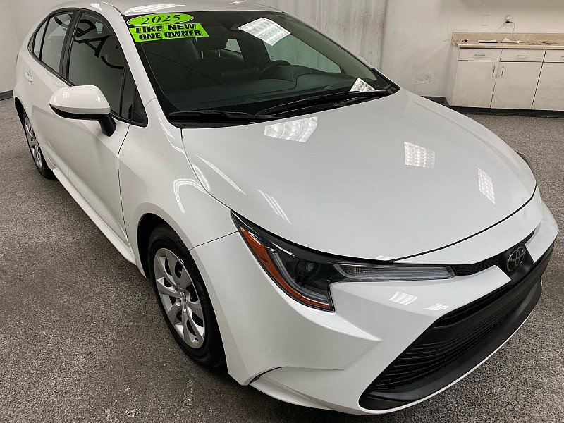 Used 2025 Toyota Corolla LE image 3