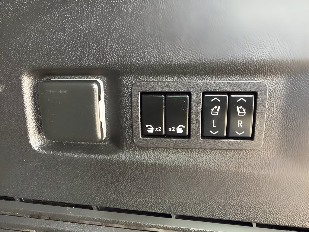 Used 2023 Chevrolet Tahoe Premier AWD/4WD image 34