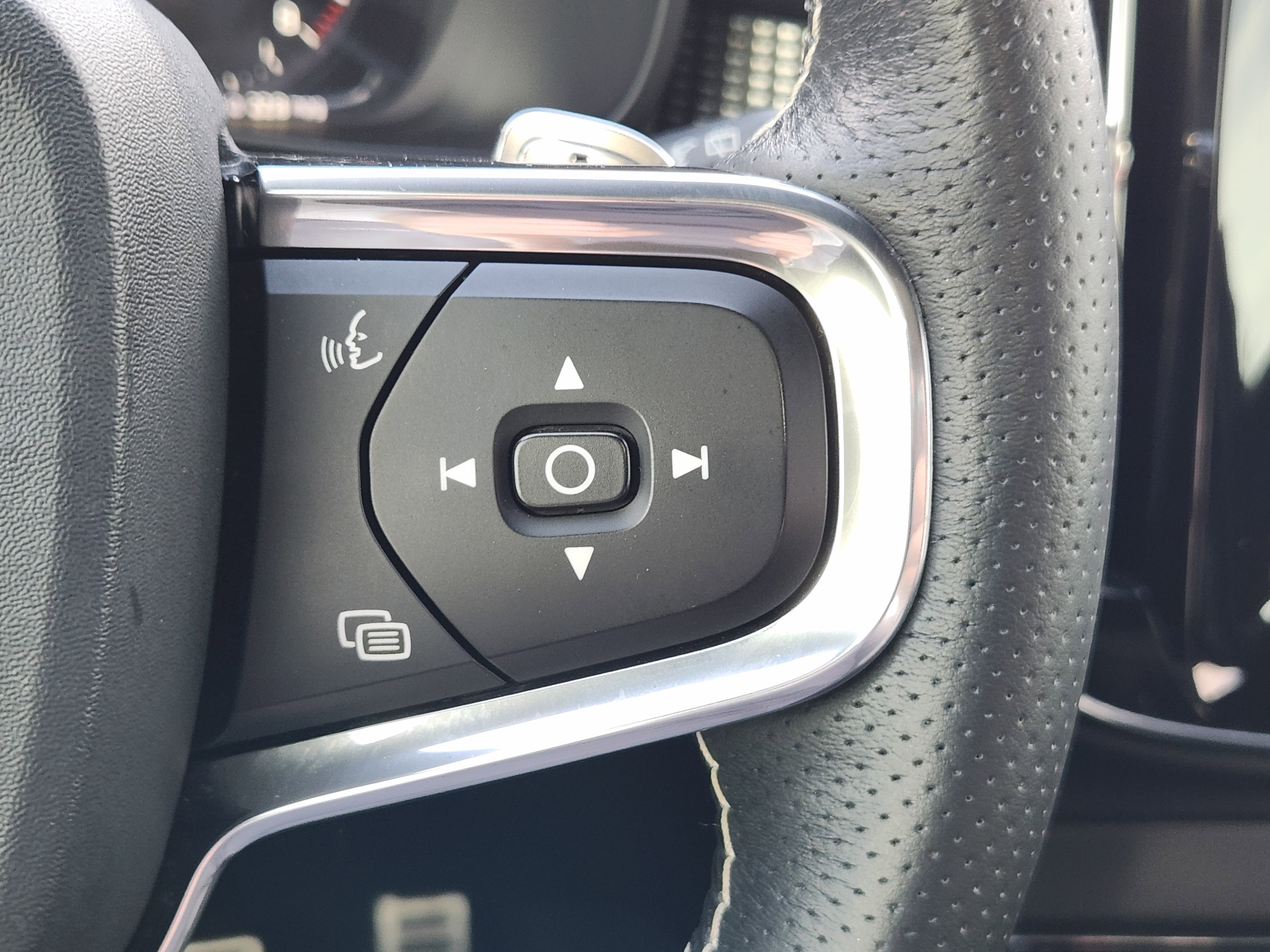 Used 2020 Volvo XC40 T5 R-Design w/ Protection Package Premier image 31