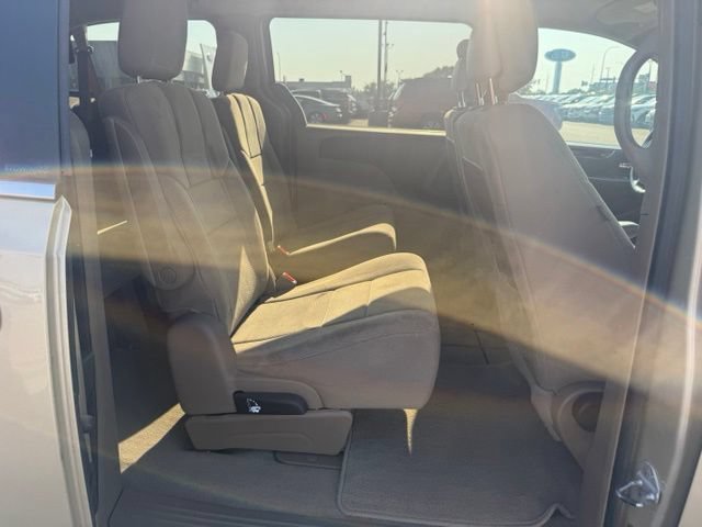 Used 2011 Chrysler Town & Country Touring w/ Entertainment Group #1 FWD image 14