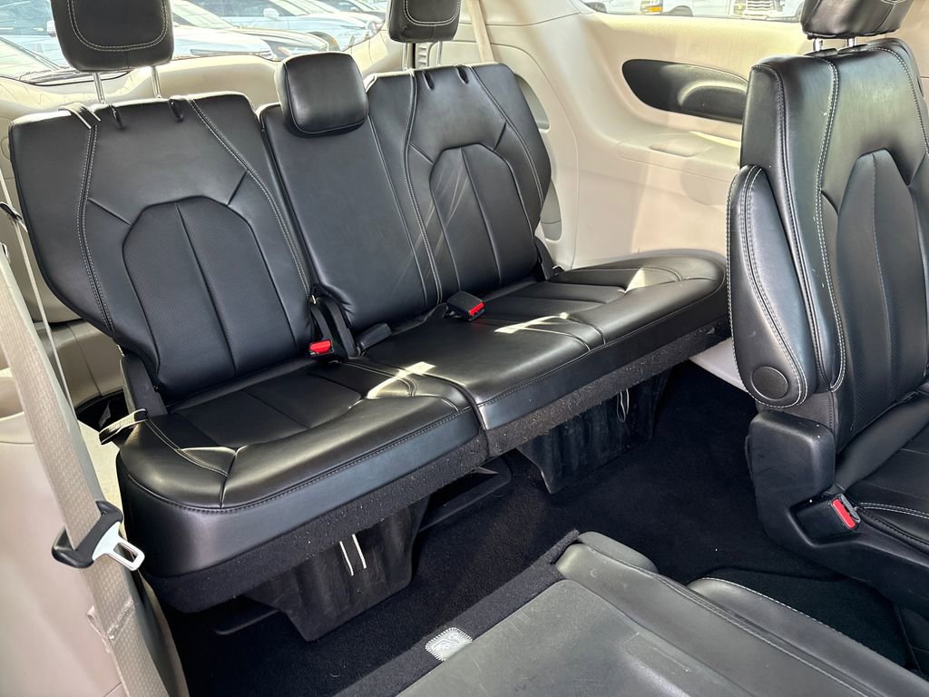 Used 2024 Chrysler Pacifica Touring-L FWD image 15