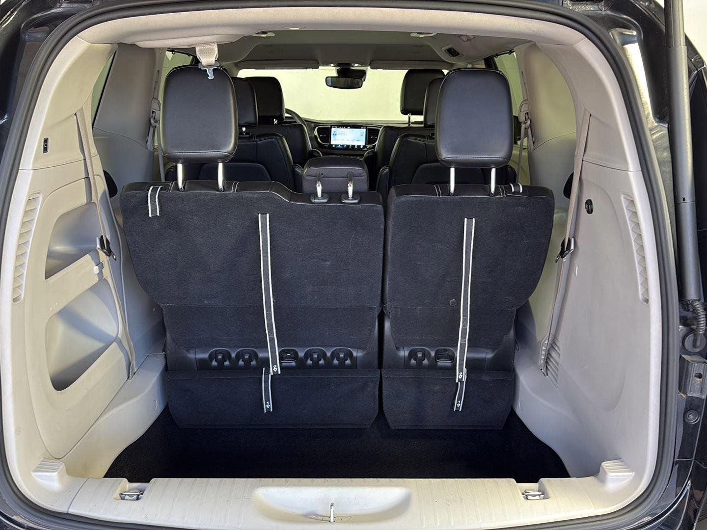 Used 2024 Chrysler Pacifica Touring-L image 8