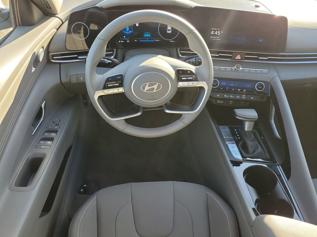 Used 2025 Hyundai Elantra SEL image 10