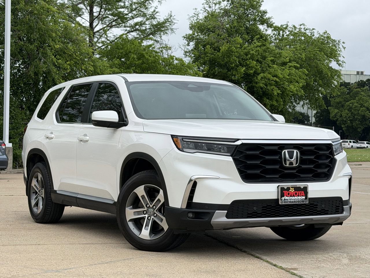Used 2025 Honda Pilot EX-L image 2