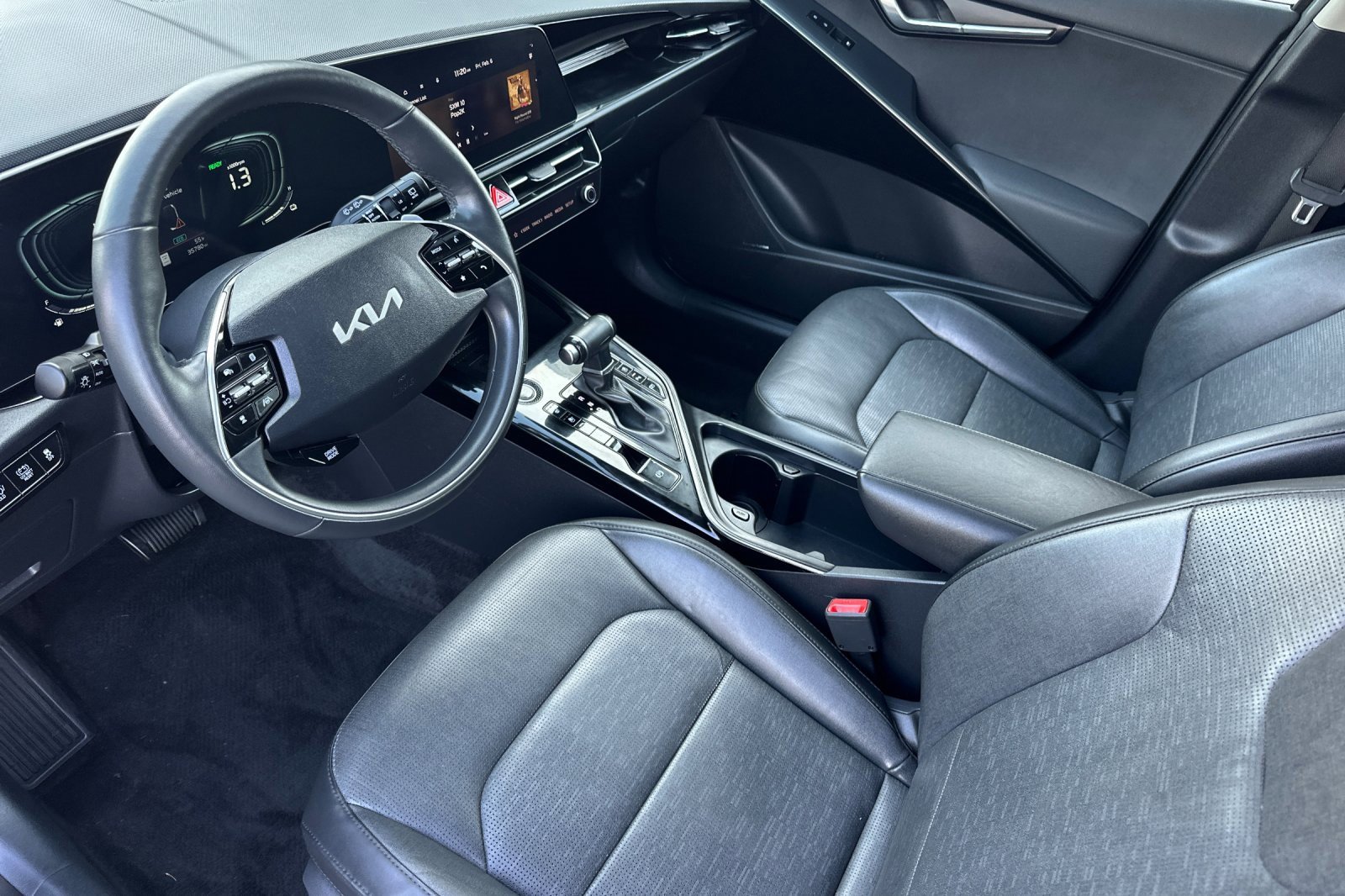 Used 2024 Kia Niro SX image 10