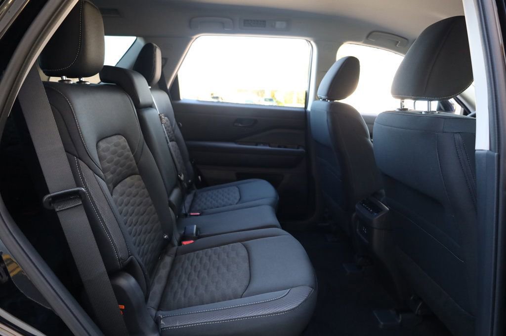 Used 2025 Nissan Pathfinder SV image 23