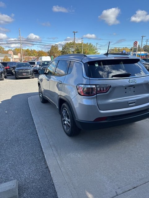 Used 2019 Jeep Compass Latitude w/ Popular Equipment Group image 5