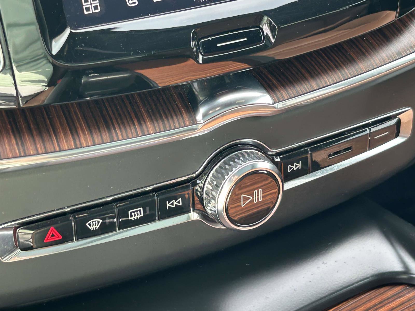 Certified 2024 Volvo XC60 B5 Plus image 27