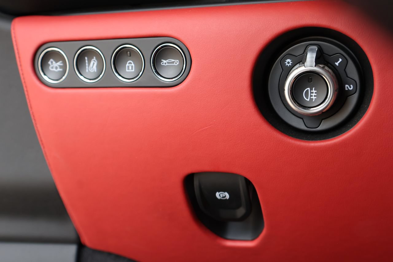 Used 2025 McLaren Artura Spider RWD image 17