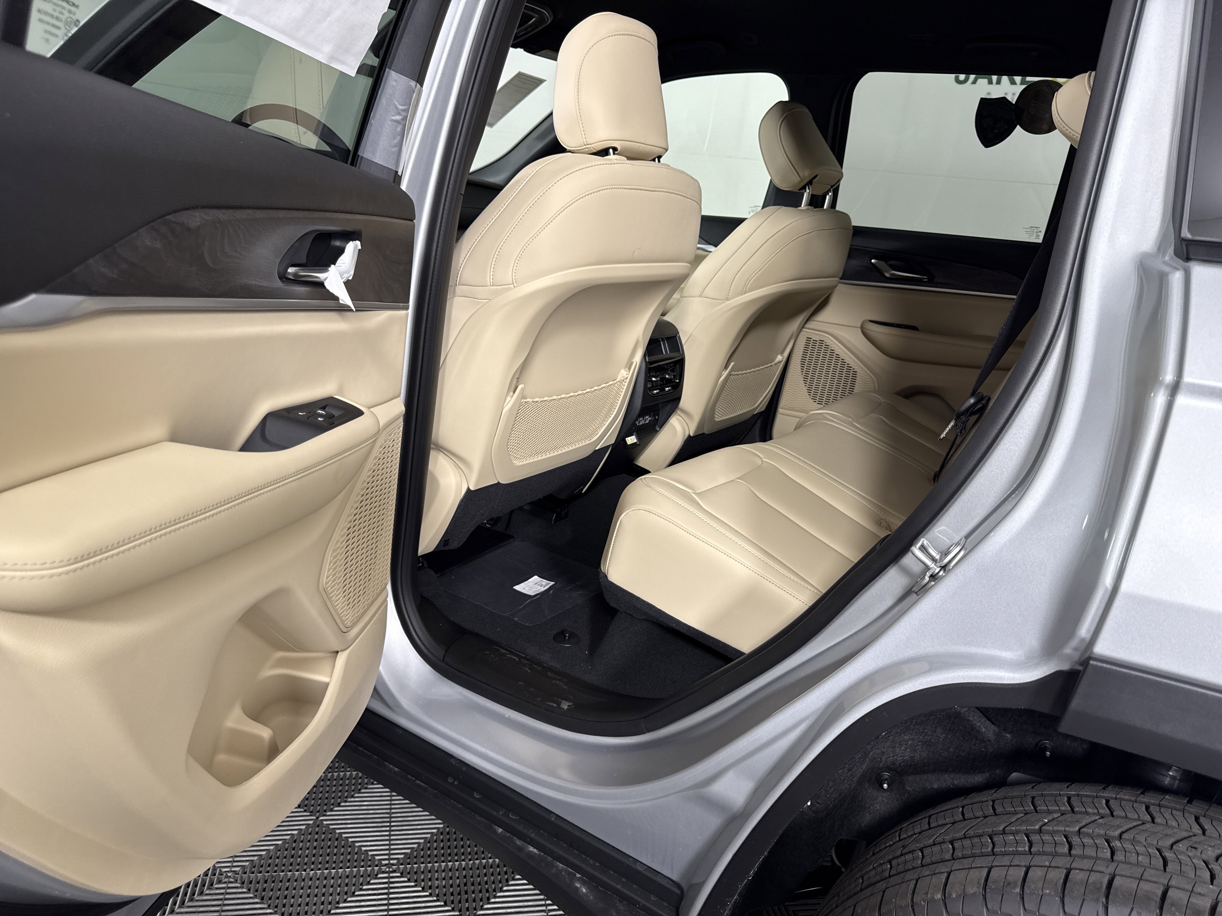 New 2025 Jeep Grand Cherokee Limited w/ Trailer Tow Package image 17