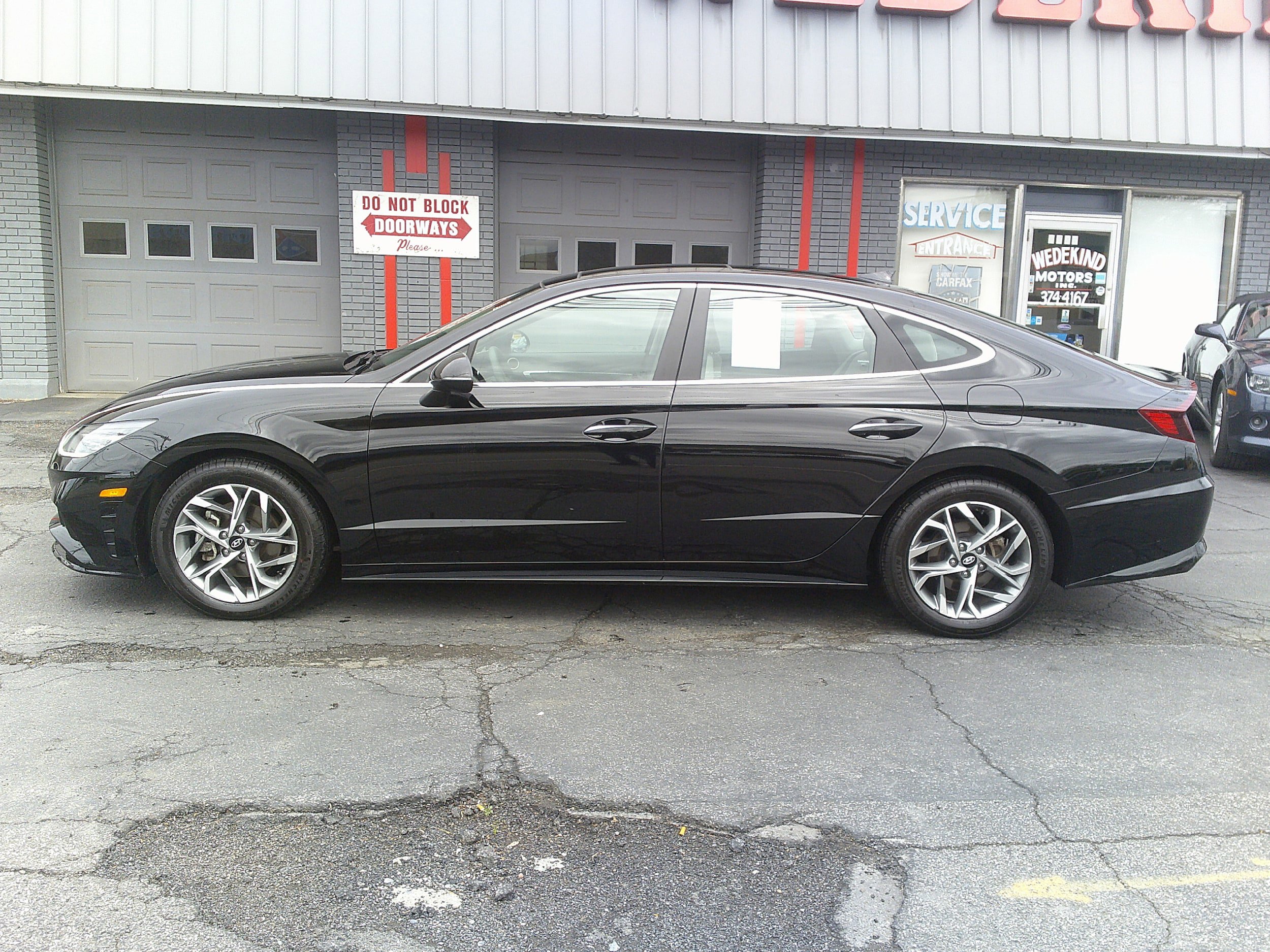 Used 2023 Hyundai Sonata SEL w/ Convenience Package FWD image 2