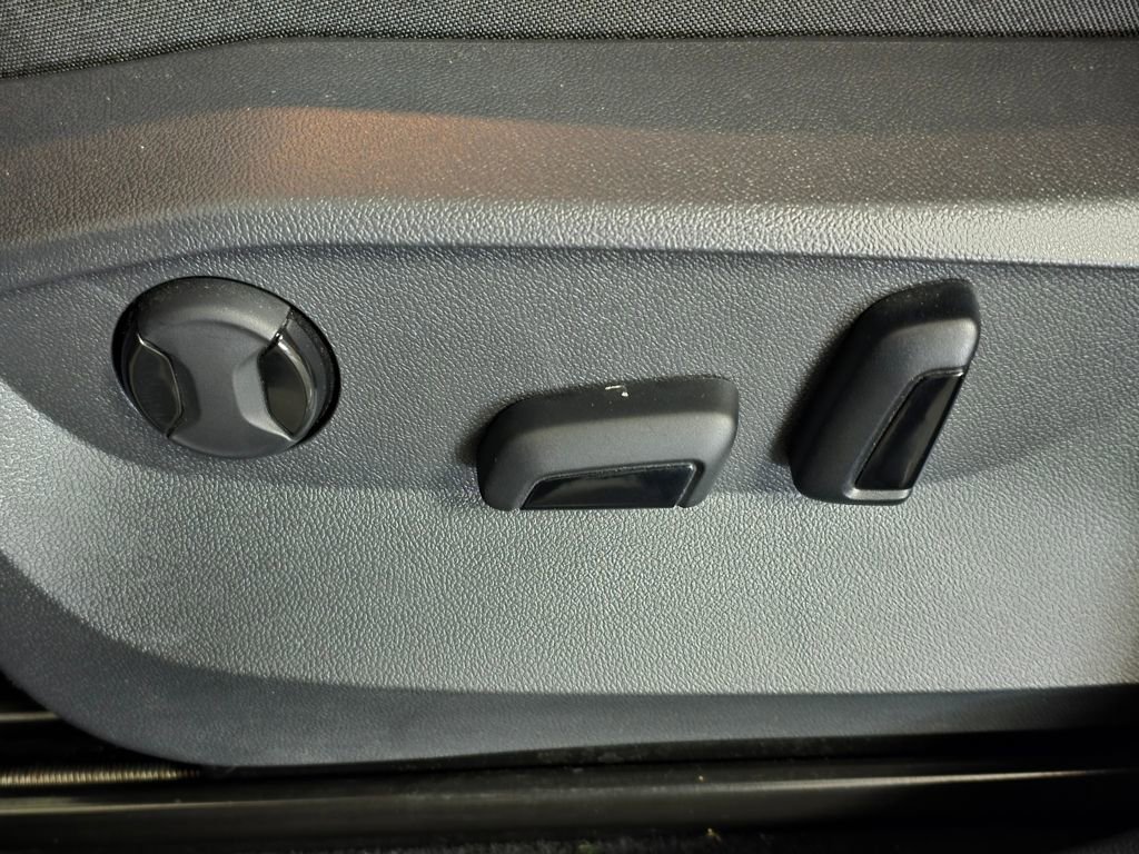 Used 2023 Volkswagen Taos SE w/ Black Wheel Package image 14