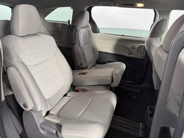 Used 2021 Toyota Sienna LE FWD image 17