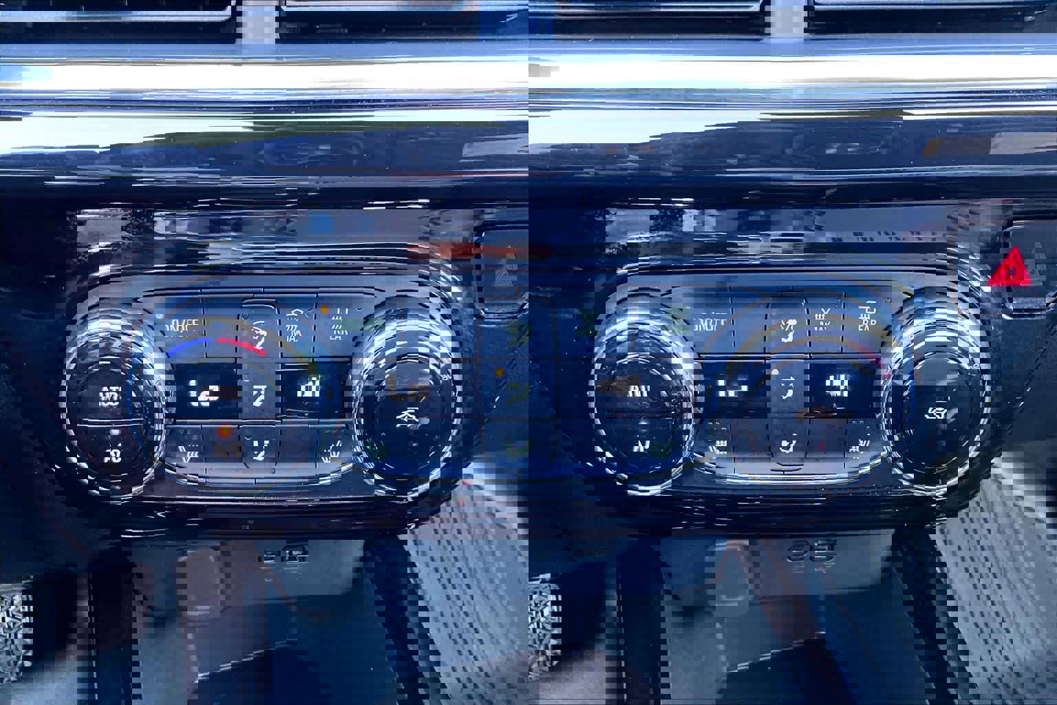 Used 2025 Chevrolet Trax RS w/ Driver Confidence Package image 32