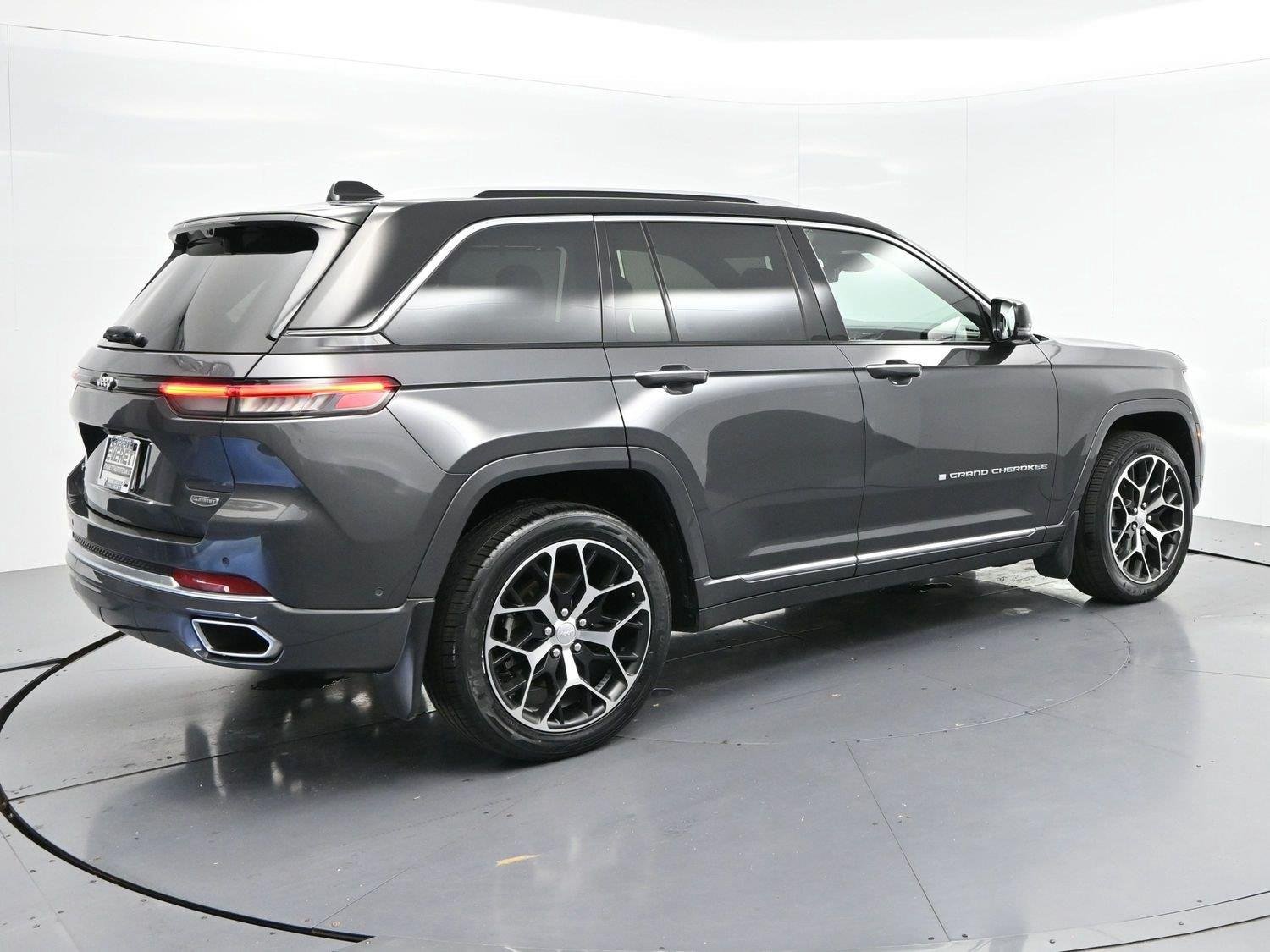 Used 2022 Jeep Grand Cherokee Summit AWD/4WD image 7