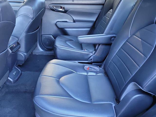 Used 2022 Toyota Highlander XLE image 7