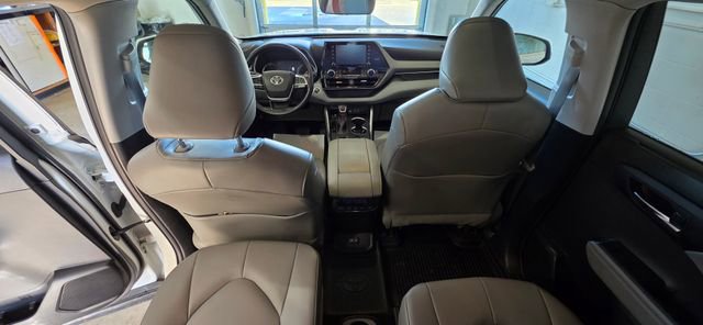 Used 2022 Toyota Highlander XLE image 28