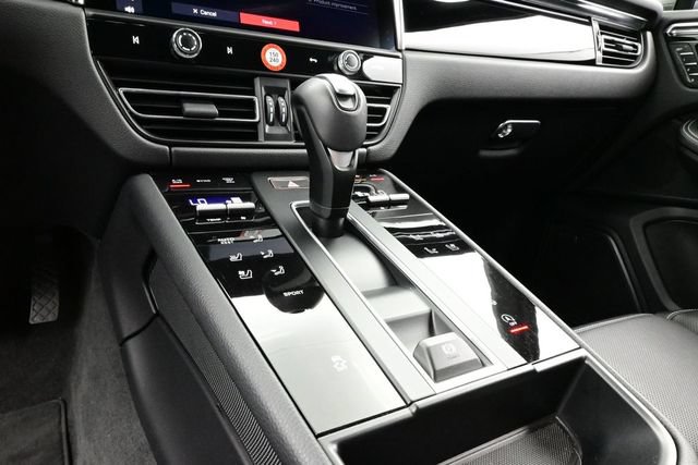 Certified 2025 Porsche Macan AWD/4WD image 11