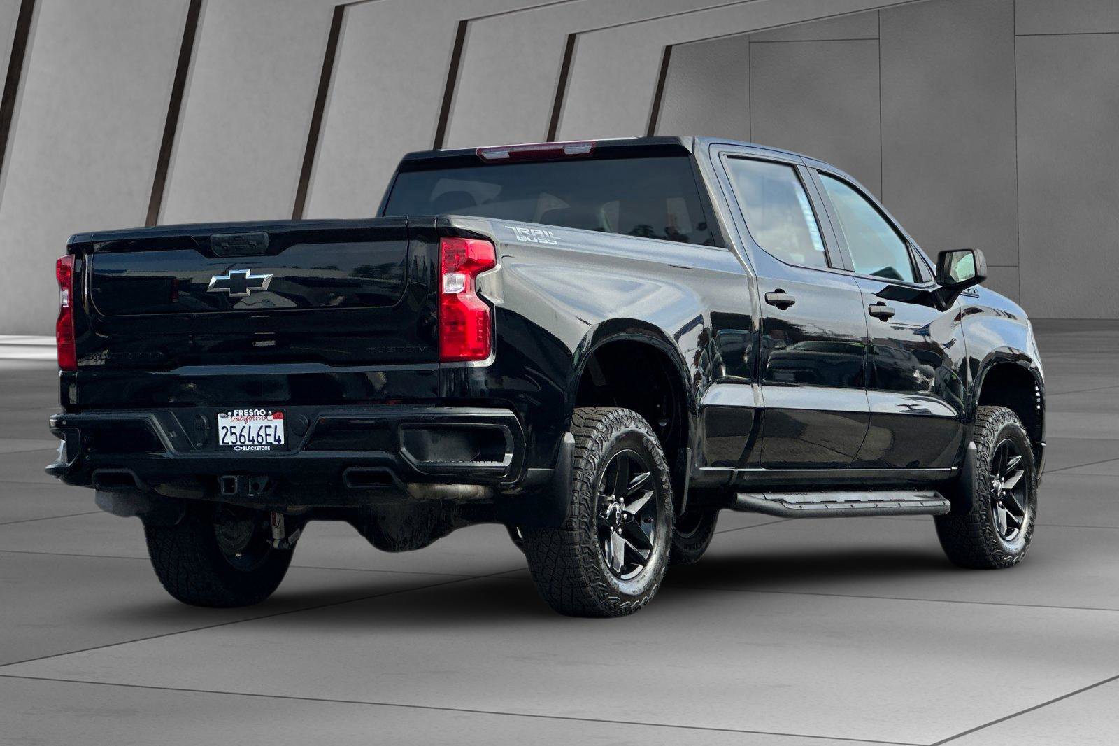 Used 2025 Chevrolet Silverado 1500 Custom Trail Boss w/ Dark Appearance Package image 4