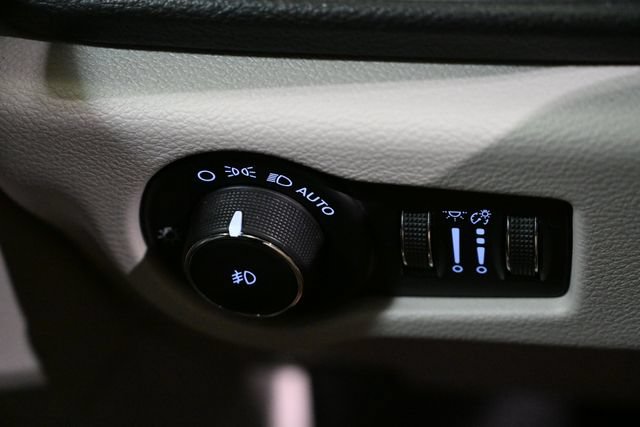 Used 2023 Chrysler Pacifica Limited FWD image 41
