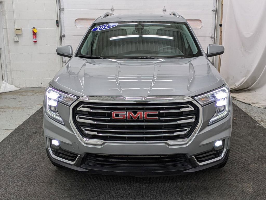 Used 2024 GMC Terrain SLT AWD/4WD image 15