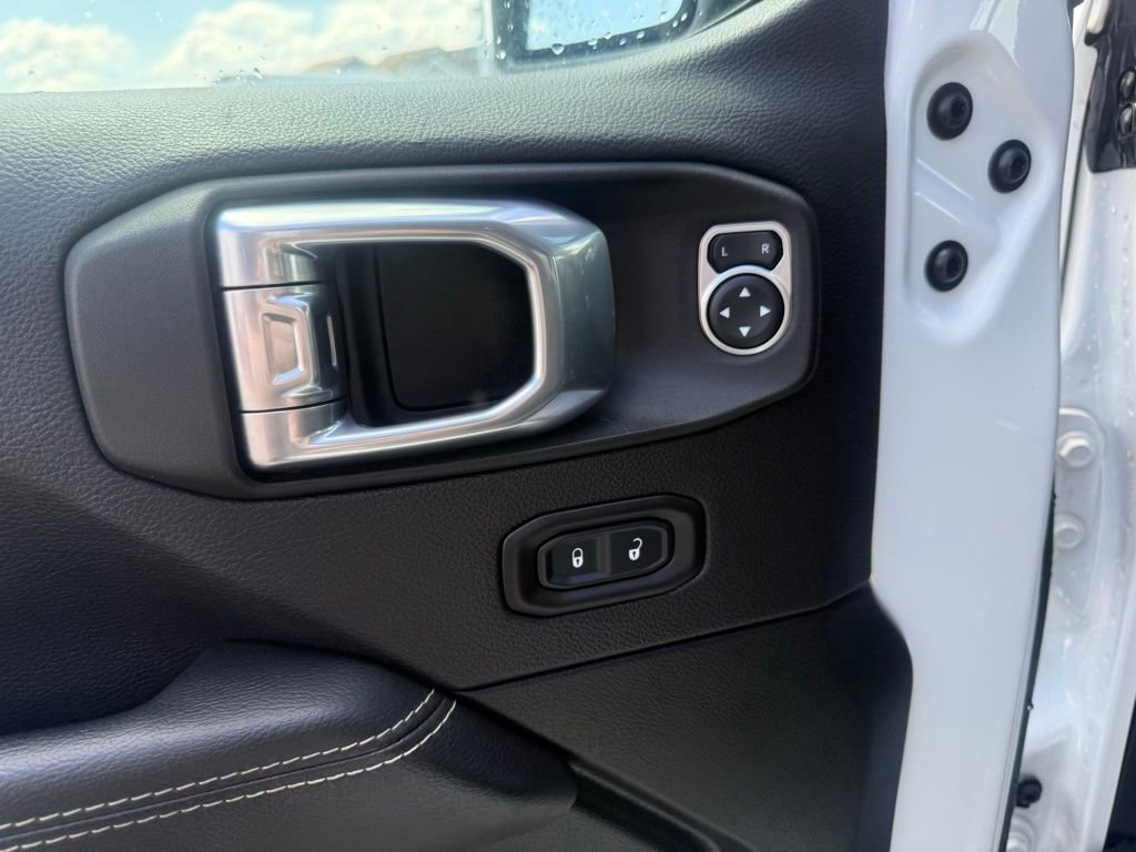 Used 2021 Jeep Wrangler Unlimited Sahara AWD/4WD image 12