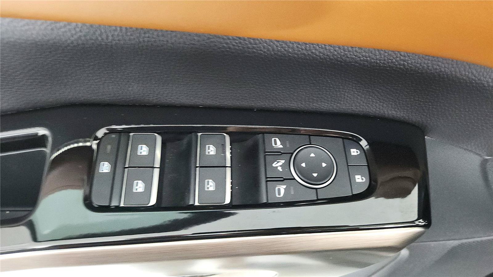 Used 2024 Nissan Pathfinder Platinum FWD image 10
