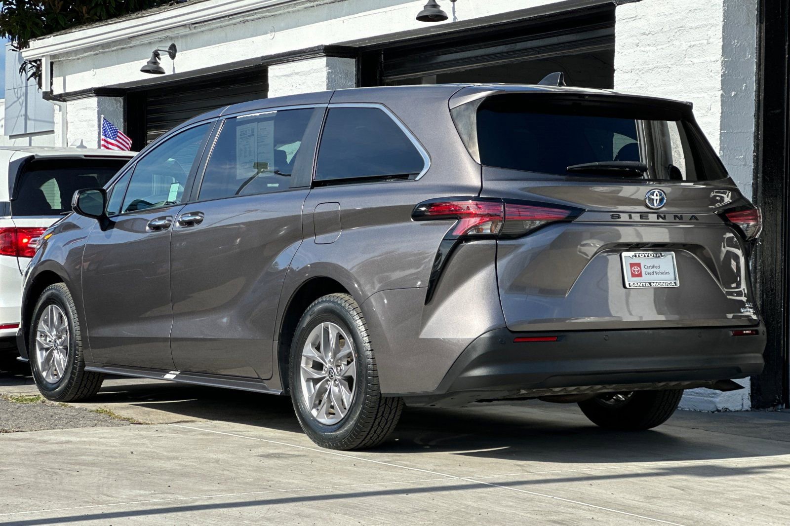 Certified 2022 Toyota Sienna XLE image 6