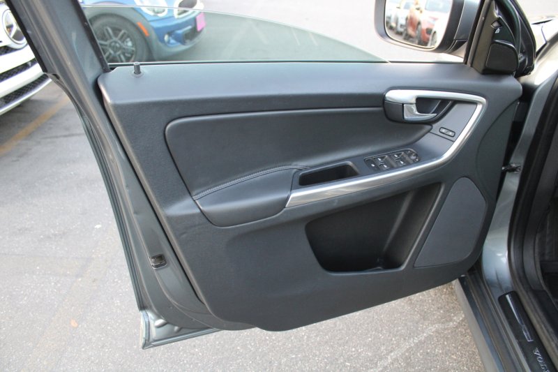 Used 2017 Volvo XC60 T5 w/ Tailgate Package image 15