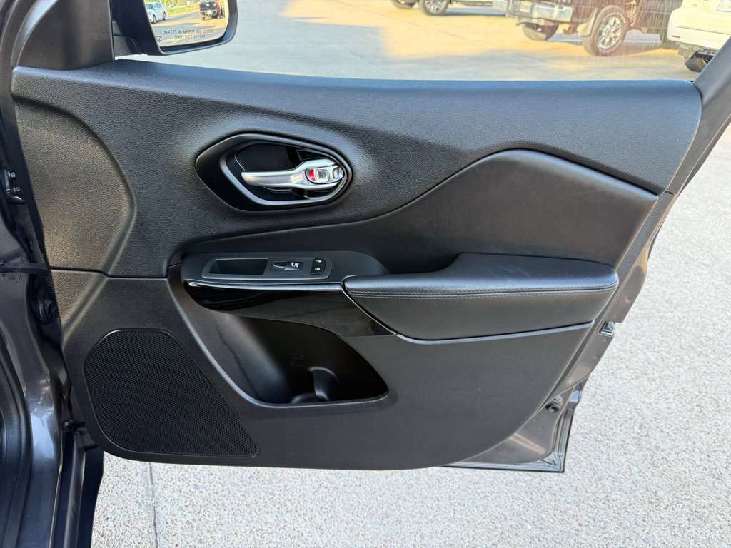 Used 2021 Jeep Cherokee Latitude Plus image 22