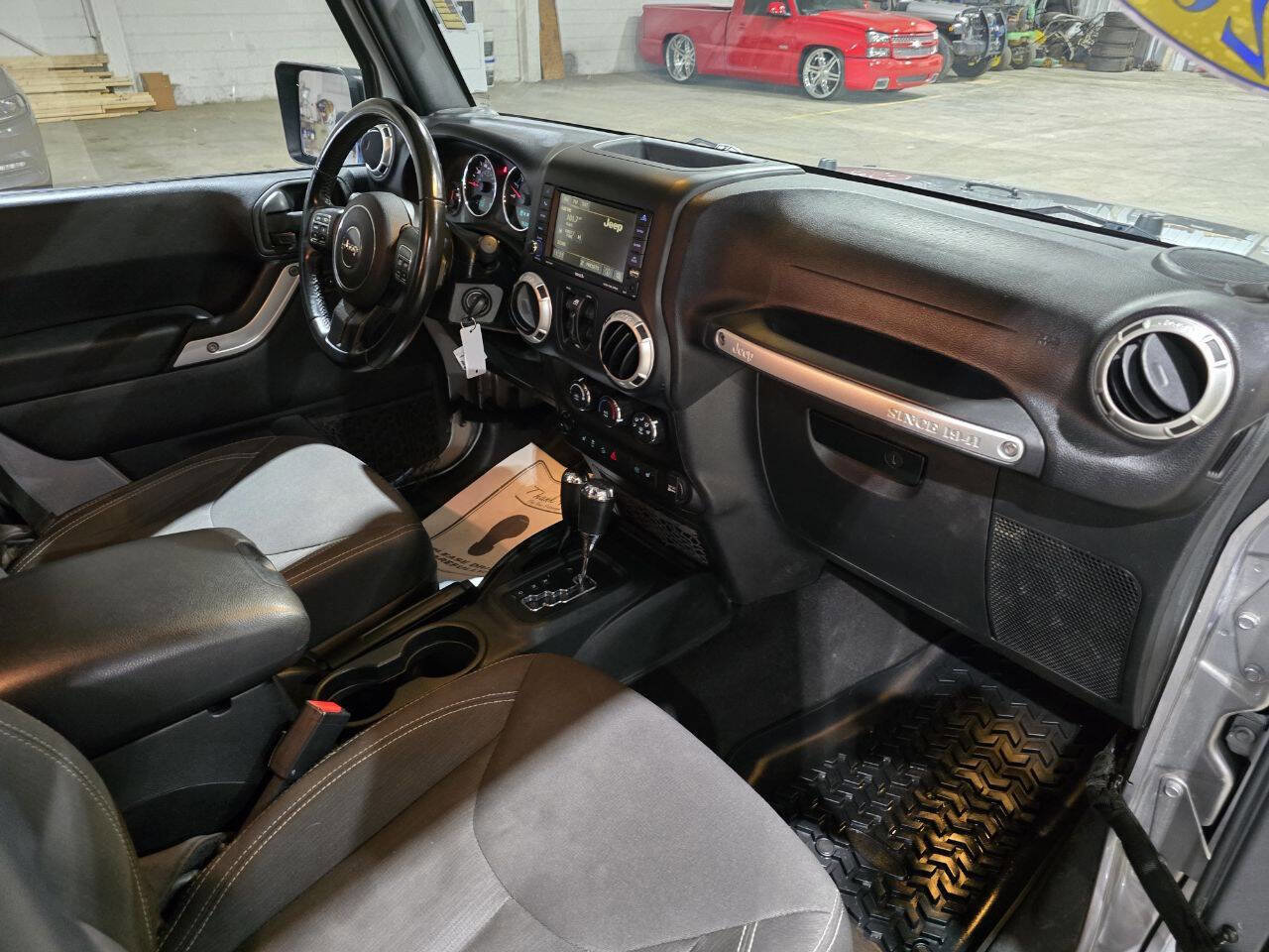 Used 2017 Jeep Wrangler Unlimited Sahara w/ Connectivity Group image 36