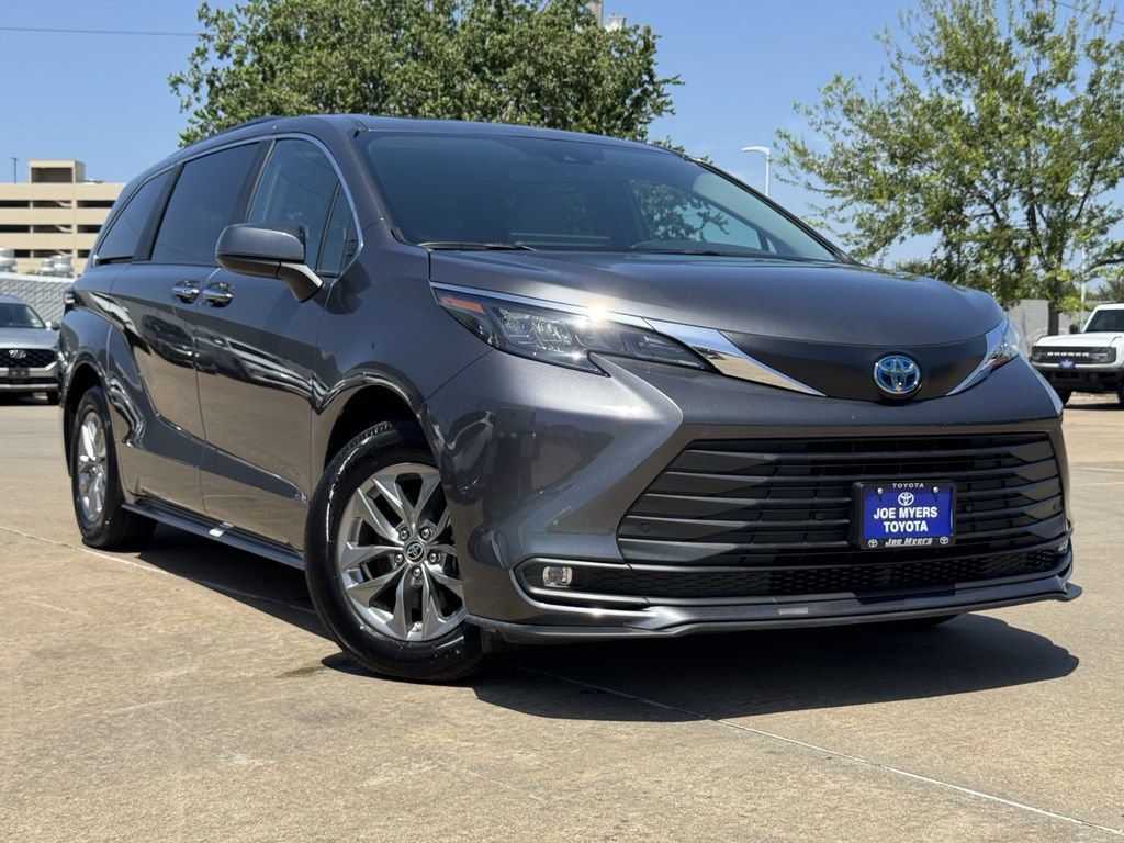 Used 2025 Toyota Sienna XLE FWD image 2