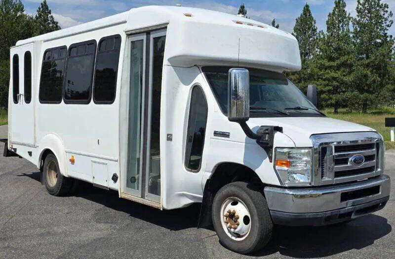Used 2011 Ford E-450 and Econoline 450 Super Duty w/ Shuttle Bus Prep Pkg image 4