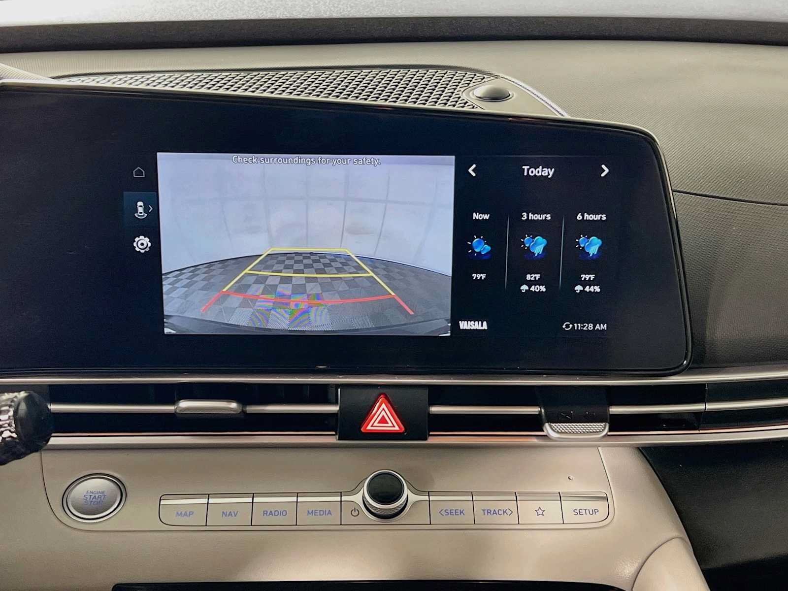 Certified 2025 Hyundai Elantra Limited FWD image 14