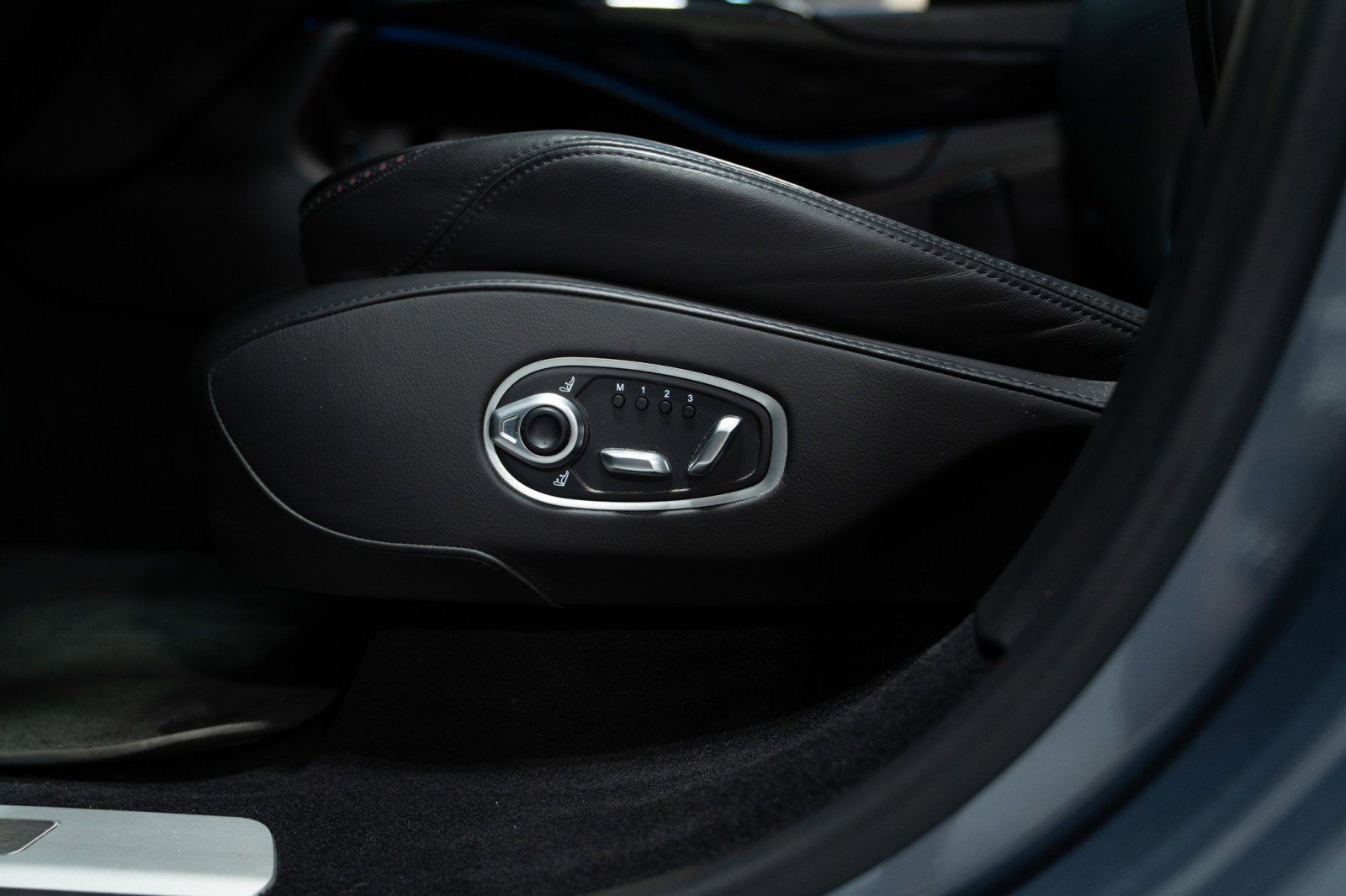 Used 2021 Aston Martin DBX image 28