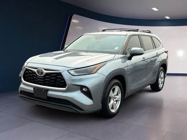 Used 2023 Toyota Highlander LE FWD image 1