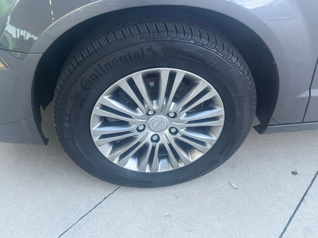 Used 2016 Chrysler Town & Country Touring w/ Driver Convenience Group image 35