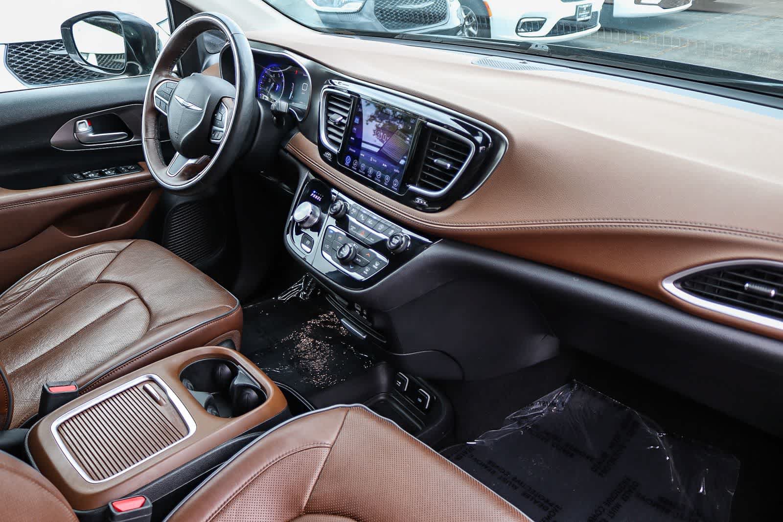 Used 2017 Chrysler Pacifica Limited FWD image 16