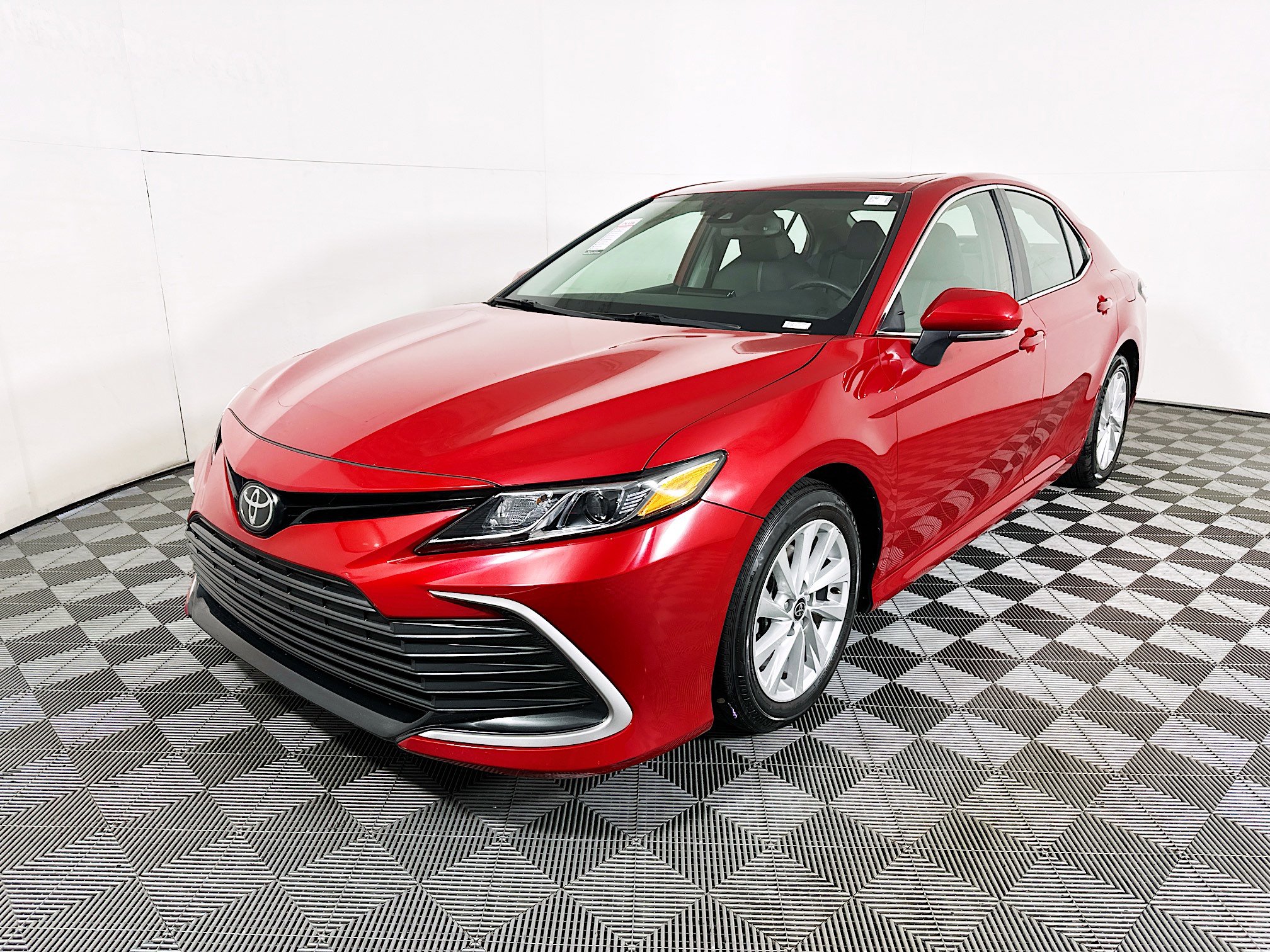 Used 2023 Toyota Camry LE w/ Convenience Package FWD image 7