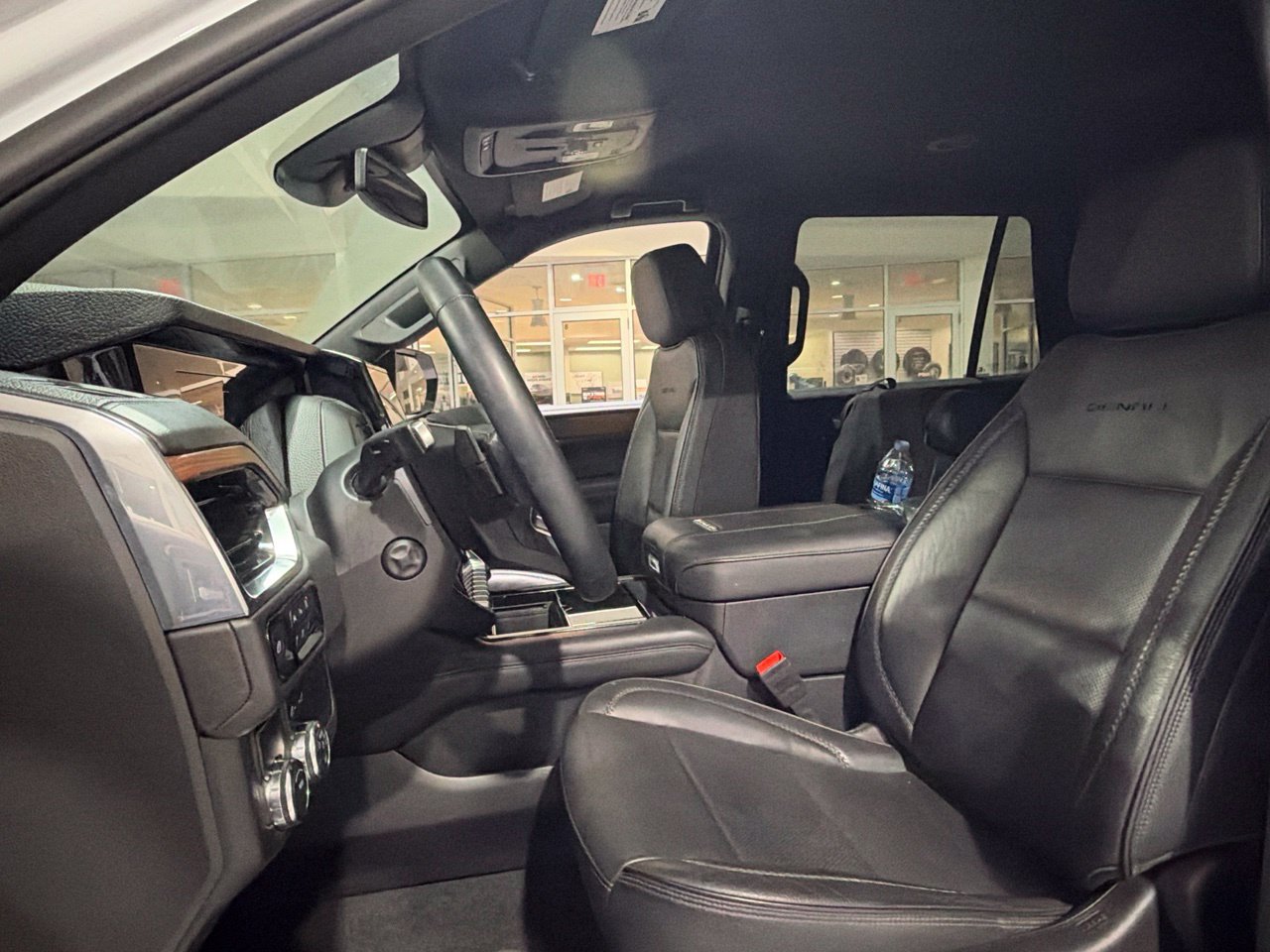 Used 2025 GMC Yukon Denali RWD image 8