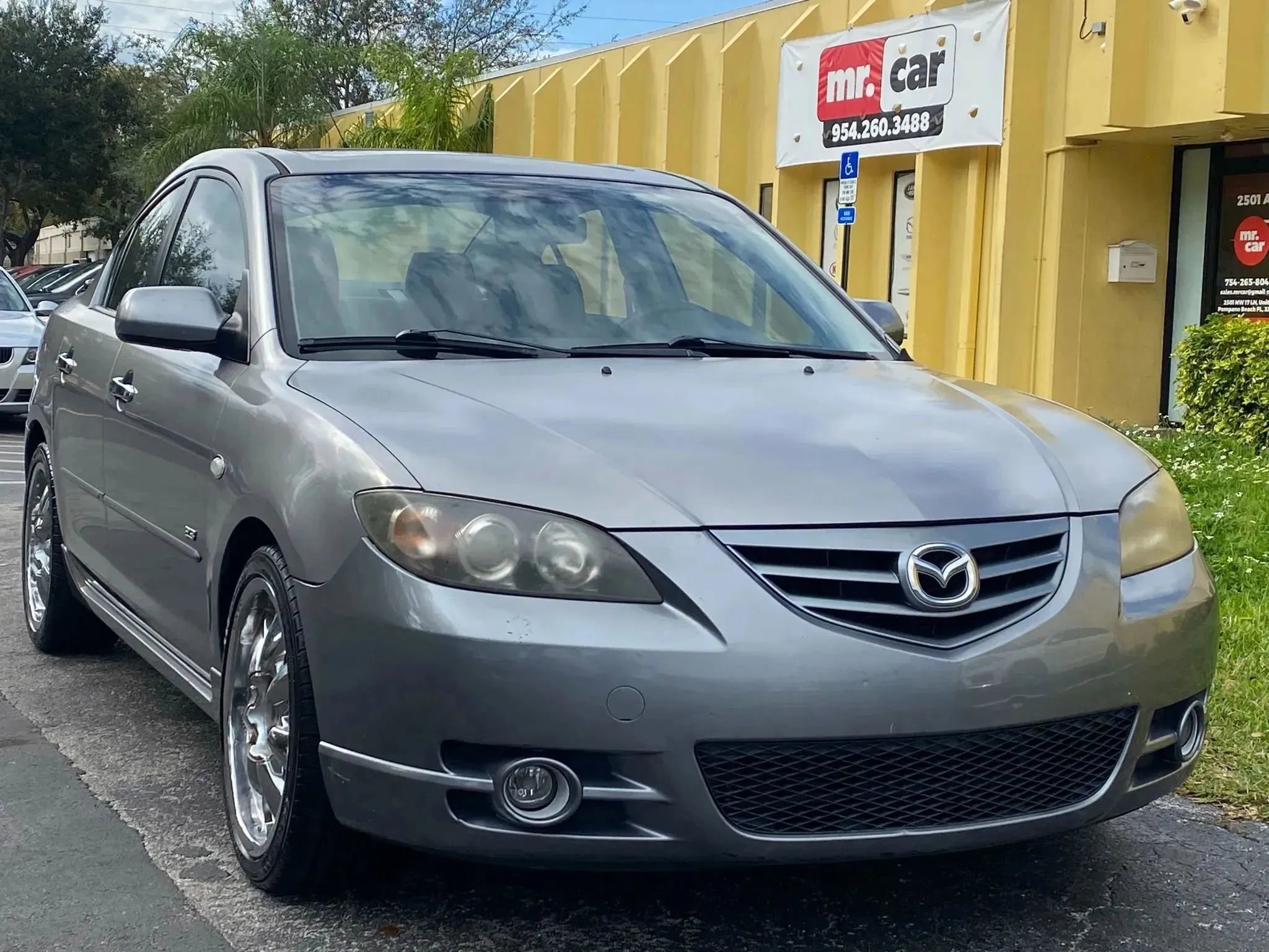 Used 2005 MAZDA MAZDA3 s w/ Moonroof & 6-CD Pkg FWD image 3