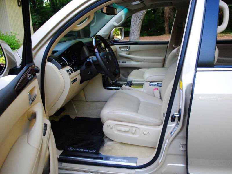 Used 2011 Lexus LX 570 4WD w/ Luxury Pkg image 4
