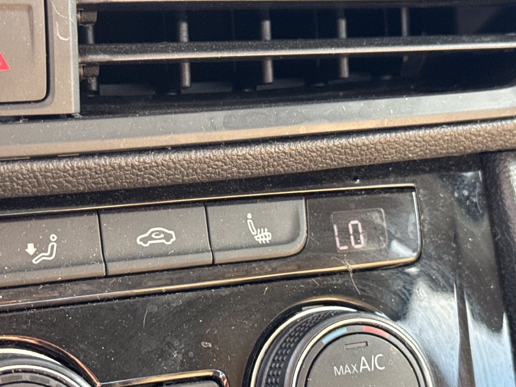 Used 2019 Volkswagen Jetta SEL w/ Cold Weather Package FWD image 22