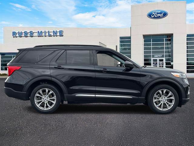 Used 2024 Ford Explorer XLT w/ Equipment Group 202A AWD/4WD image 2