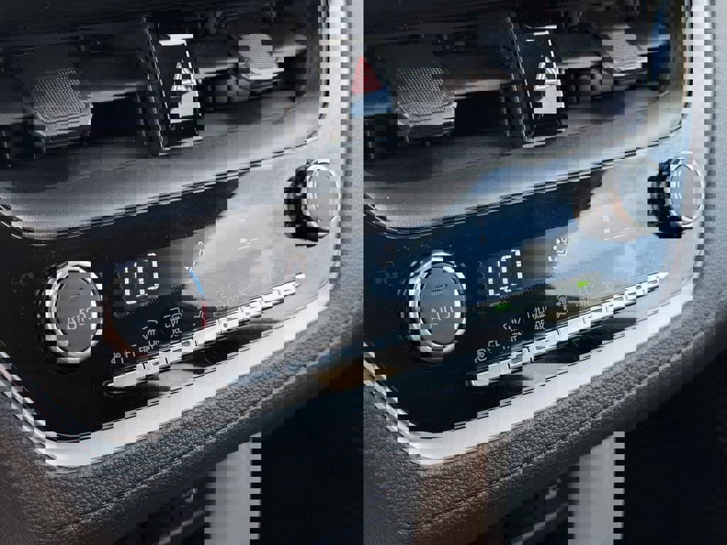 Used 2025 Toyota Corolla Cross LE FWD image 20