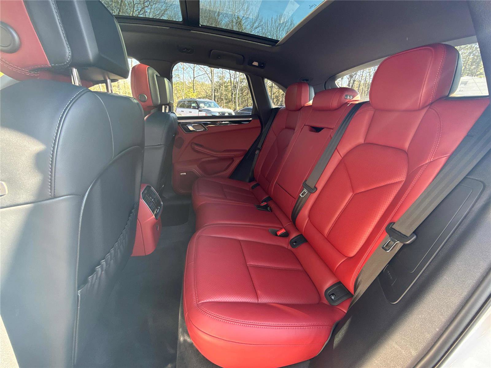 Used 2024 Porsche Macan w/ Premium Plus Package image 11